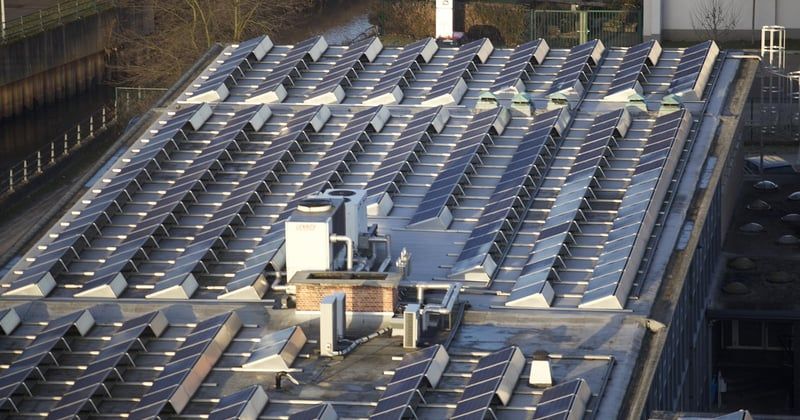 Quels types de panneaux solaires sont adaptés à une toiture en pente ?